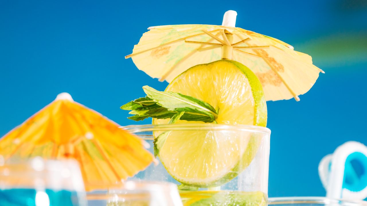 Los chiringuitos de Oliva se convierten en el gran atractivo del verano con música, gastronomía y ocio frente al mar