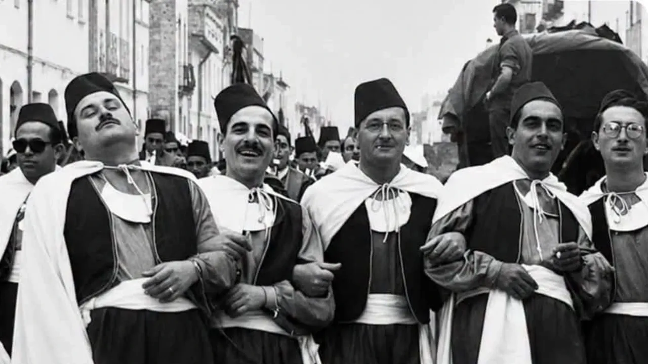 Oliva recorre un siglo de Moros y Cristianos con una exposición histórica