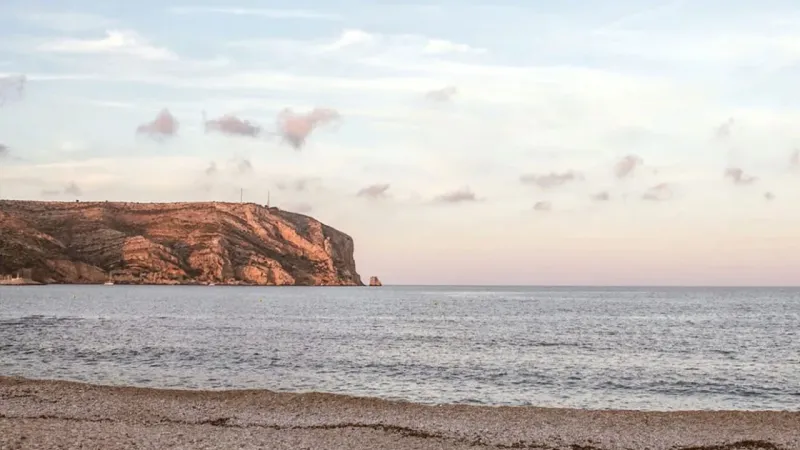 El Cabo de San Antonio se descubre desde el mar en una visita guiada en catamarán
